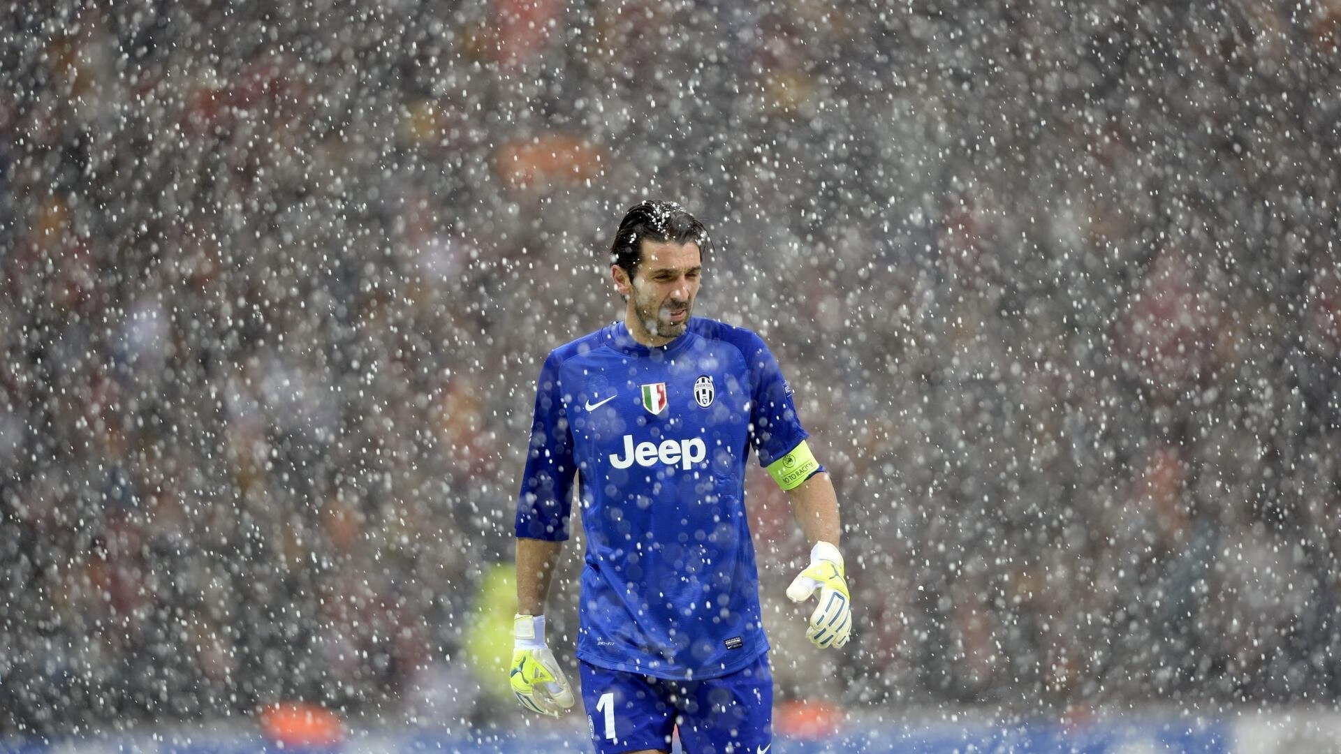 国际无人机编队表演赛 中国大学生团队以“龙腾”队形夺冠